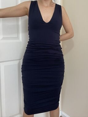 Alice + Olivia Sleeveless Navy V-Neck Ruched Midi Dress Size 4